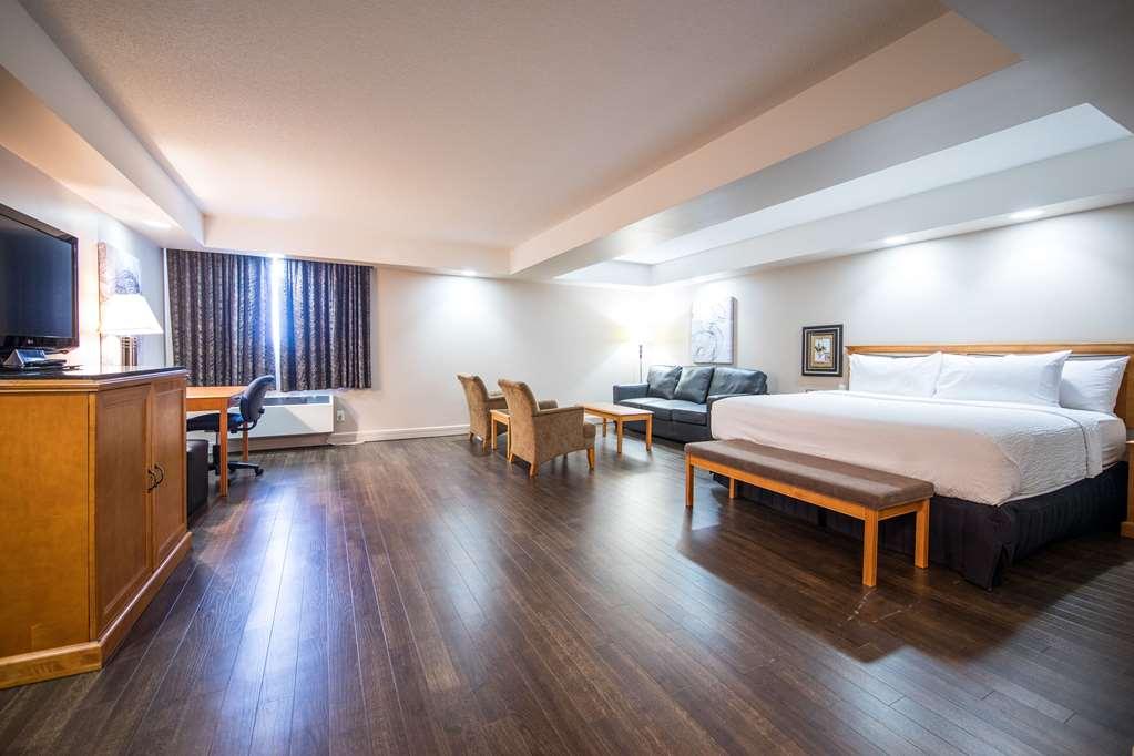 Royal Edmonton Airport Trademark Collection By Wyndham Hotel 3*